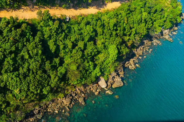 海の波とフーコック島 キエンザン ベトナムのホントム島での幻想的な岩の海岸の空中ビュー 旅行のコンセプト — ストック写真