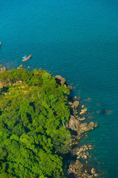 海の波とフーコック島 キエンザン ベトナムのホントム島での幻想的な岩の海岸の空中ビュー 旅行のコンセプト — ストック写真