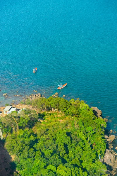 海の波とフーコック島 キエンザン ベトナムのホントム島での幻想的な岩の海岸の空中ビュー 旅行のコンセプト — ストック写真