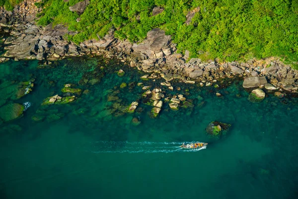 人気のフーコック島 ベトナム アジアのズォンドンタウンのThoi港に並ぶ伝統的な漁船の空中ビュー 旅行のコンセプト — ストック写真