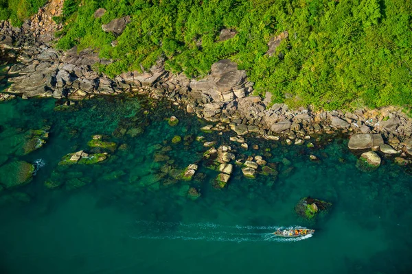 人気のフーコック島 ベトナム アジアのズォンドンタウンのThoi港に並ぶ伝統的な漁船の空中ビュー 旅行のコンセプト — ストック写真