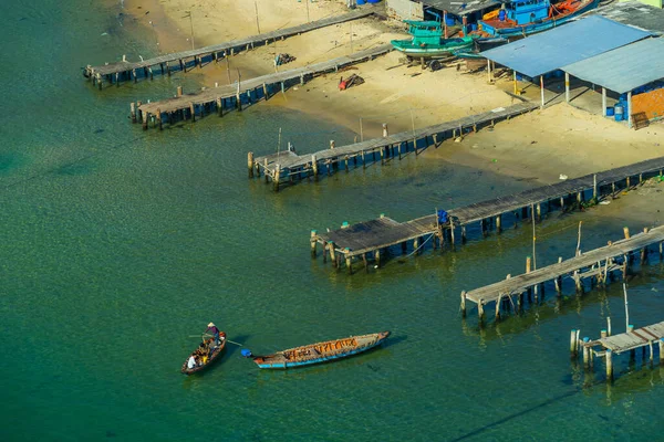 人気のフーコック島 ベトナム アジアのズォンドンタウンのThoi港に並ぶ伝統的な漁船の空中ビュー 旅行のコンセプト — ストック写真