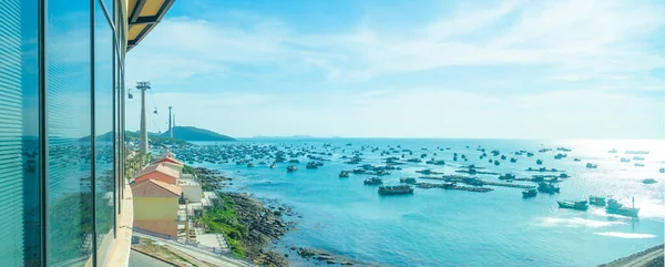 位于南越富国岛及以下地方的最长缆车是传统的渔民船 停泊在广受欢迎的吞吐岛都东镇的港口 旅行概念 — 图库照片