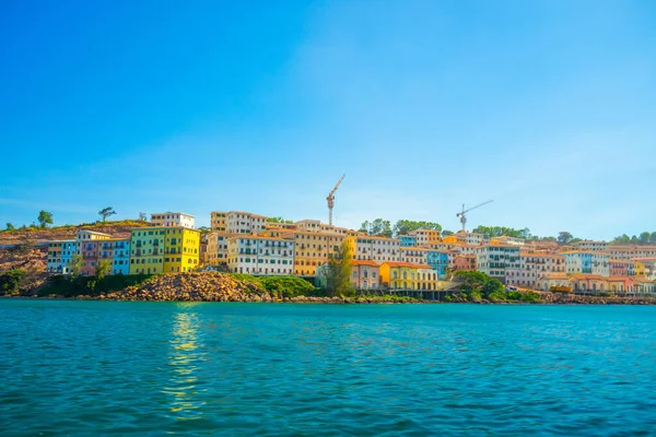 位于越南 亚洲的Thom岛 热带地区 有五彩斑斓的房屋 蓝色的海浪和蓝色的天空 渔船和遥远的地方 是最长的缆车 旅行概念 — 图库照片