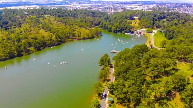 Dalat, Vietnam 'daki Aşk Vadisi parkı birçok derin vadi ve sonsuz çam ormanlarıyla Da Lat şehrinin en romantik yerlerinden biridir. Seyahat kavramı.