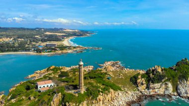 Mui Ne 'deki Ke Ga plajı, Phan Thiet, Binh Thuan, Vietnam. Ke Ga Cape ya da deniz feneri, Binh Thuan Eyaleti 'nin başkenti La Gi' ye gelen ziyaretçilerin en sevdiği yerdir. Seçici odaklanma. Seyahat kavramı.