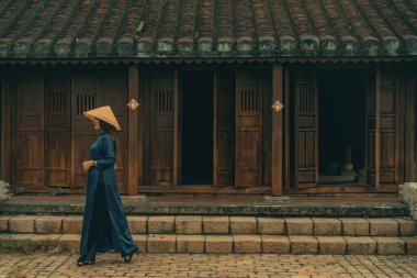 Vietnam, Hue City 'den Ao dai giyen güzel bir Vietnam kızı. Ao dai, Vietnam 'da kadınlar için ünlü bir geleneksel custume' dur. Eski tarz, seyahat ve rahatlatıcı konsept.