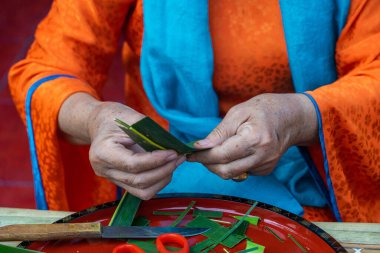 Vietnam 'da geleneksel düğün pastası (Phu The) yapmak için elinizi kapayın. Yemek ve kültür konsepti. Seçici odak.