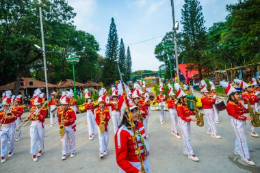 Ho Chi Minh şehri, Vietnam - 24 Ocak 2021: Vo Thanh Trang bandosu müzisyen, Tet Viet bayramlarında enstrümanlar çalıyor (Tet festivali 2021)