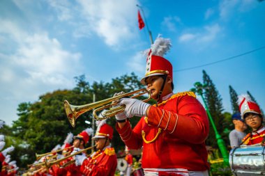 Ho Chi Minh şehri, Vietnam - 24 Ocak 2021: Vo Thanh Trang bandosu müzisyen, Tet Viet bayramlarında enstrümanlar çalıyor (Tet festivali 2021)