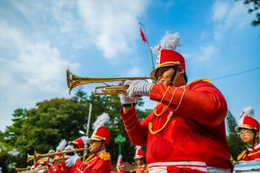 Ho Chi Minh şehri, Vietnam - 24 Ocak 2021: Vo Thanh Trang bandosu müzisyen, Tet Viet bayramlarında enstrümanlar çalıyor (Tet festivali 2021)