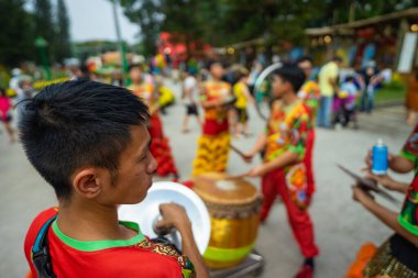 Ho Chi Minh şehri, Vietnam - 24 Ocak 2021: Çin Yeni Yıl Festivali 'nde Ejderha ve Aslan dansı gösterisi (Tet festivali), Aslan Dansı - Vietnam' da ejderha ve aslan dansı sokak gösterileri