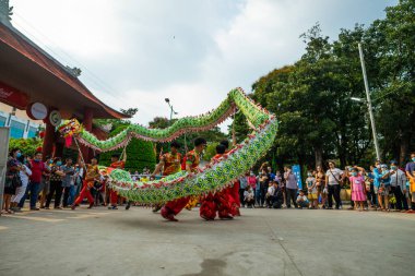 Ho Chi Minh şehri, Vietnam - 24 Ocak 2021: Çin Yeni Yıl Festivali 'nde Ejderha ve Aslan dansı gösterisi (Tet festivali), Aslan Dansı - Vietnam' da ejderha ve aslan dansı sokak gösterileri