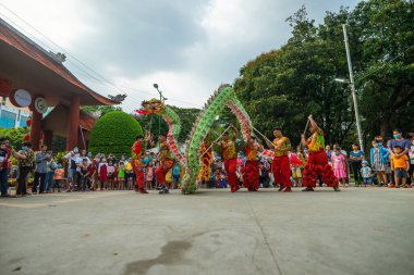 Ho Chi Minh şehri, Vietnam - 24 Ocak 2021: Çin Yeni Yıl Festivali 'nde Ejderha ve Aslan dansı gösterisi (Tet festivali), Aslan Dansı - Vietnam' da ejderha ve aslan dansı sokak gösterileri