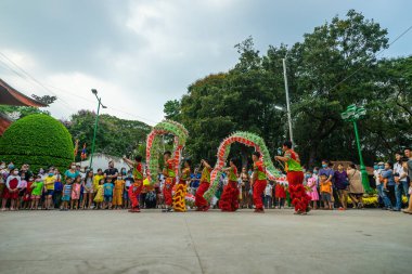 Ho Chi Minh şehri, Vietnam - 24 Ocak 2021: Çin Yeni Yıl Festivali 'nde Ejderha ve Aslan dansı gösterisi (Tet festivali), Aslan Dansı - Vietnam' da ejderha ve aslan dansı sokak gösterileri