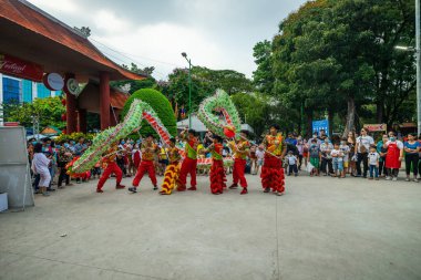 Ho Chi Minh şehri, Vietnam - 24 Ocak 2021: Çin Yeni Yıl Festivali 'nde Ejderha ve Aslan dansı gösterisi (Tet festivali), Aslan Dansı - Vietnam' da ejderha ve aslan dansı sokak gösterileri