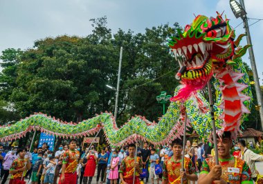 Ho Chi Minh şehri, Vietnam - 24 Ocak 2021: Çin Yeni Yıl Festivali 'nde Ejderha ve Aslan dansı gösterisi (Tet festivali), Aslan Dansı - Vietnam' da ejderha ve aslan dansı sokak gösterileri