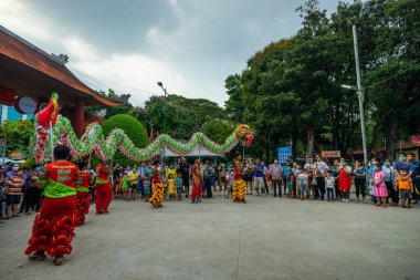 Ho Chi Minh şehri, Vietnam - 24 Ocak 2021: Çin Yeni Yıl Festivali 'nde Ejderha ve Aslan dansı gösterisi (Tet festivali), Aslan Dansı - Vietnam' da ejderha ve aslan dansı sokak gösterileri