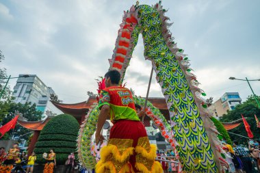Ho Chi Minh şehri, Vietnam - 24 Ocak 2021: Çin Yeni Yıl Festivali 'nde Ejderha ve Aslan dansı gösterisi (Tet festivali), Aslan Dansı - Vietnam' da ejderha ve aslan dansı sokak gösterileri