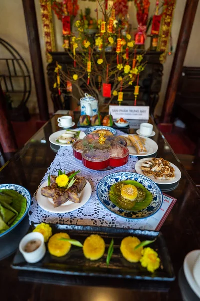 春のテトの休日のためのベトナム料理の眺め ジャムは旧正月に設定された伝統的な食べ物とティーポットです 伝統的なデザートとしてドライフルーツとジャム 木製のテーブルの上にテトします 選択的焦点 — ストック写真