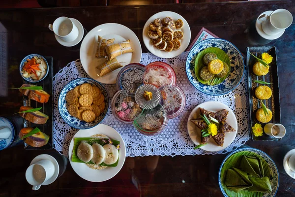 베트남 음력의 새해에 전통적 음식과 찻주전자이다 과일과 전통적 디저트로서 식탁에 — 스톡 사진