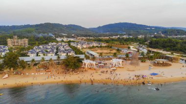 Phu Quoc plajındaki hava manzaralı güzel manzaralı. Sanato Sahili, Phu Quoc Adası, Vietnam 'da güzel bir günde turistler, güneşlikler ve şemsiyeler. Seyahat kavramı.