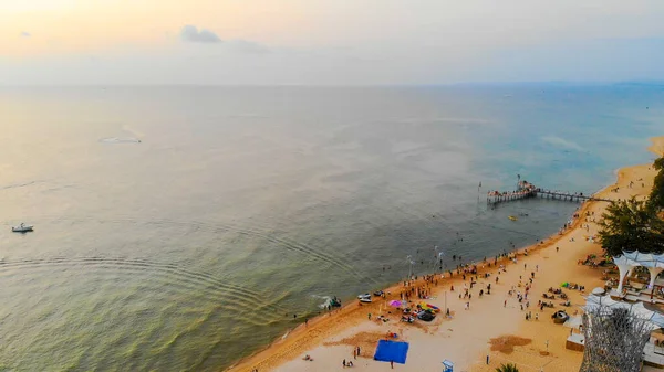 해변에서의 촬영은 전망이 좋았다 베트남 해변의 아름다운 관광객들 일광욕 우산들이 — 스톡 사진