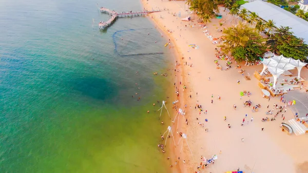 素敵な景色とフーコックビーチでのサンセットの空中ビュー サナトビーチ フーコック島 ベトナムでの美しい一日の観光客 サンベッド 旅行のコンセプト — ストック写真