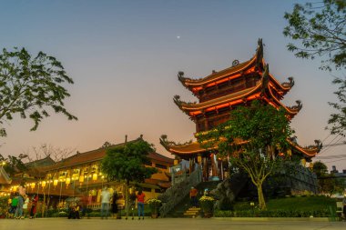 Ho Chi Minh şehri, Vietnam - 15 Şubat 2021: Ho Chi Minh şehrinde birçok ziyaretçiyle birlikte Vinh Nghiem manastırının çatısında güzel geleneksel dekorasyon ve detaylar