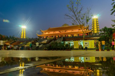 Ho Chi Minh şehri, Vietnam - 15 Şubat 2021: Ho Chi Minh şehrinde birçok ziyaretçiyle birlikte Vinh Nghiem manastırının çatısında güzel geleneksel dekorasyon ve detaylar