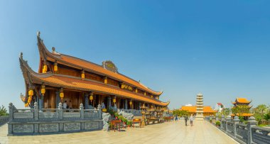 Ho Chi Minh şehri, Vietnam - 20 Şubat 2021: Ho Chi Minh şehrinde birçok ziyaretçiyle birlikte Vinh Nghiem manastırının çatısında güzel geleneksel dekorasyon ve detaylar