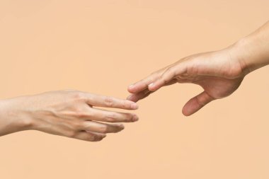 İnsan ilişkileri, toplum, birliktelik, takım çalışması, sevgi, sembolizm, kültür ve tarih kavramı. Erkek ve dişinin eli birbirine uzanıyor. İnsanlarla ilişki. Seçici odak.