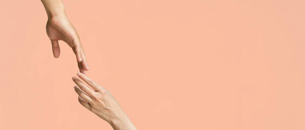 концепция человеческих отношений, общности, единства, командной работы, любви, символизма, культуры и истории. рука мужчины и женщины тянутся друг к другу. отношения между людьми. селективный фокус.