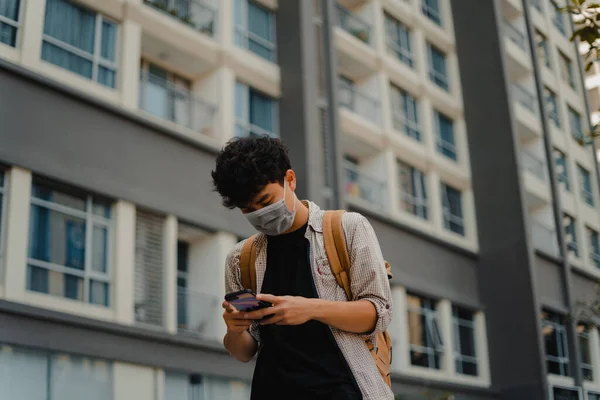 Giovane Uomo Asiatico Indossando Maschera Utilizzando Smartphone Ricerca Social Network — Foto Stock