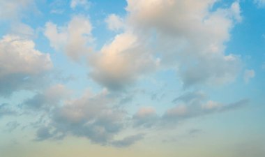 Güneşin doğuşuyla mavi gökyüzünün güzel manzarası. Parçalı bulutlu. Renkli gün batımı. Doğal gökyüzü arkaplan dokusu, güzel bir renk. Gün batımından sonra gökyüzünde gün batımı manzarası