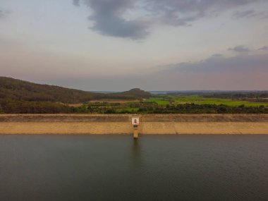 Tan Son barajının havadan görünüşü, aynı zamanda Tan Son sulama gölü olarak da bilinir, Nghia Hung komünü, Chu Pah ilçesi, Pleiku şehir merkezinin 25 km kuzeyinde yer alır. Seyahat ve manzara konsepti.