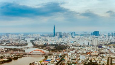 Vietnam 'ın Ho Chi Minh şehrinde akşam saatlerinde Saigon' da sisli ve bulutlu 81 gökdelen manzarası. Peyzaj ve seyahat kavramı.