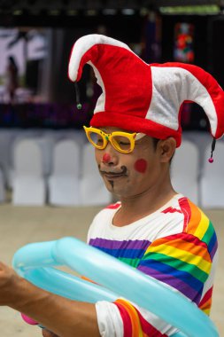 Ho Chi Minh şehri, Vietnam - 18 Temmuz 2020: Ho Chi Minh şehrinde balondan hayvanlar ve değişik şekiller yaratan serbest bir palyaço