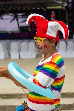 Ho Chi Minh şehri, Vietnam - 18 Temmuz 2020: Ho Chi Minh şehrinde balondan hayvanlar ve değişik şekiller yaratan serbest bir palyaço