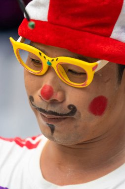 Ho Chi Minh şehri, Vietnam - 18 Temmuz 2020: Ho Chi Minh şehrinde balondan hayvanlar ve değişik şekiller yaratan serbest bir palyaço