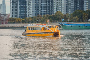 Ho Chi Minh şehri, Vietnam - 10 Ağustos 2020 Saigon Water otobüsü Saigon Nehri üzerinden şehir merkezine hareket ediyor. Bu, Ho Chi Minh City, Vietnam 'da seyahat talebini karşılamak için yeni bir nakliye aracı.