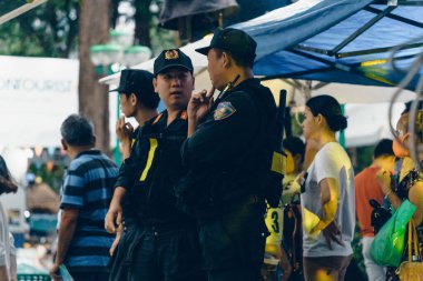 Ho Chi Minh şehri, Vietnam - 18 Temmuz 2020: Vietnamlı polis memurları Ho Chi Minh, Vietnam 'daki açık hava festivalinde düzeni koruyorlar