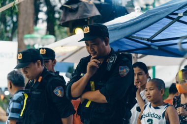 Ho Chi Minh şehri, Vietnam - 18 Temmuz 2020: Vietnamlı polis memurları Ho Chi Minh, Vietnam 'daki açık hava festivalinde düzeni koruyorlar
