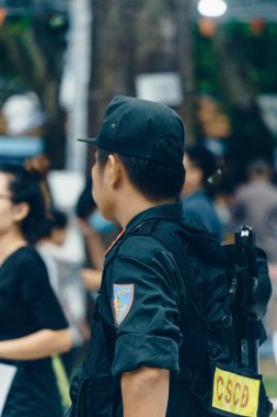 Ho Chi Minh şehri, Vietnam - 18 Temmuz 2020: Vietnamlı polis memurları Ho Chi Minh, Vietnam 'daki açık hava festivalinde düzeni koruyorlar