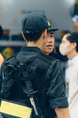 Ho Chi Minh şehri, Vietnam - 18 Temmuz 2020: Vietnamlı polis memurları Ho Chi Minh, Vietnam 'daki açık hava festivalinde düzeni koruyorlar