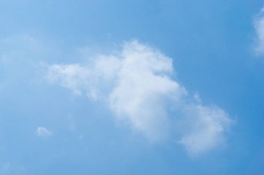 Bulutlu mavi gökyüzünün güzel manzarası. Güzel şekiller, parçalı bulutlar. Renkli gün batımı. Doğal gökyüzü arkaplan dokusu, güzel bir renk. Mavi gökyüzünde parlak bir manzara. Seçici odak