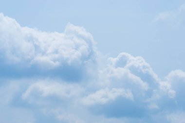 Bulutlu mavi gökyüzünün güzel manzarası. Güzel şekiller, parçalı bulutlar. Renkli gün batımı. Doğal gökyüzü arkaplan dokusu, güzel bir renk. Mavi gökyüzünde parlak bir manzara. Seçici odak