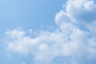 Bulutlu mavi gökyüzünün güzel manzarası. Güzel şekiller, parçalı bulutlar. Renkli gün batımı. Doğal gökyüzü arkaplan dokusu, güzel bir renk. Mavi gökyüzünde parlak bir manzara. Seçici odak