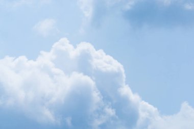 Bulutlu mavi gökyüzünün güzel manzarası. Güzel şekiller, parçalı bulutlar. Renkli gün batımı. Doğal gökyüzü arkaplan dokusu, güzel bir renk. Mavi gökyüzünde parlak bir manzara. Seçici odak