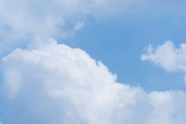 Bulutlu mavi gökyüzünün güzel manzarası. Güzel şekiller, parçalı bulutlar. Renkli gün batımı. Doğal gökyüzü arkaplan dokusu, güzel bir renk. Mavi gökyüzünde parlak bir manzara. Seçici odak